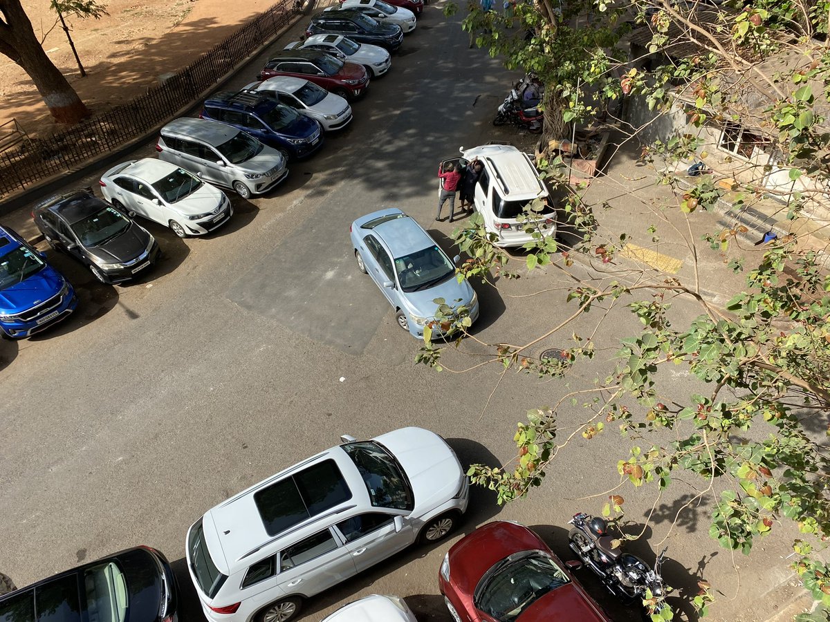 GowaliaTank2636's tweet photo. #ZEROcontrol @MTPHereToHelp and #Tardeo Traffic. #Mumbai’s best at #NoAxtion — 1 Tejpal Rd, Gowalia Tank, Tardeo, 400026 @MumbaiPolice @CPMumbaiPolice @DGPMaharashtra @MahaDGIPR Does you staff who we we pay your salary from our #tax does nothing. https://t.co/8NtSTZGdLQ