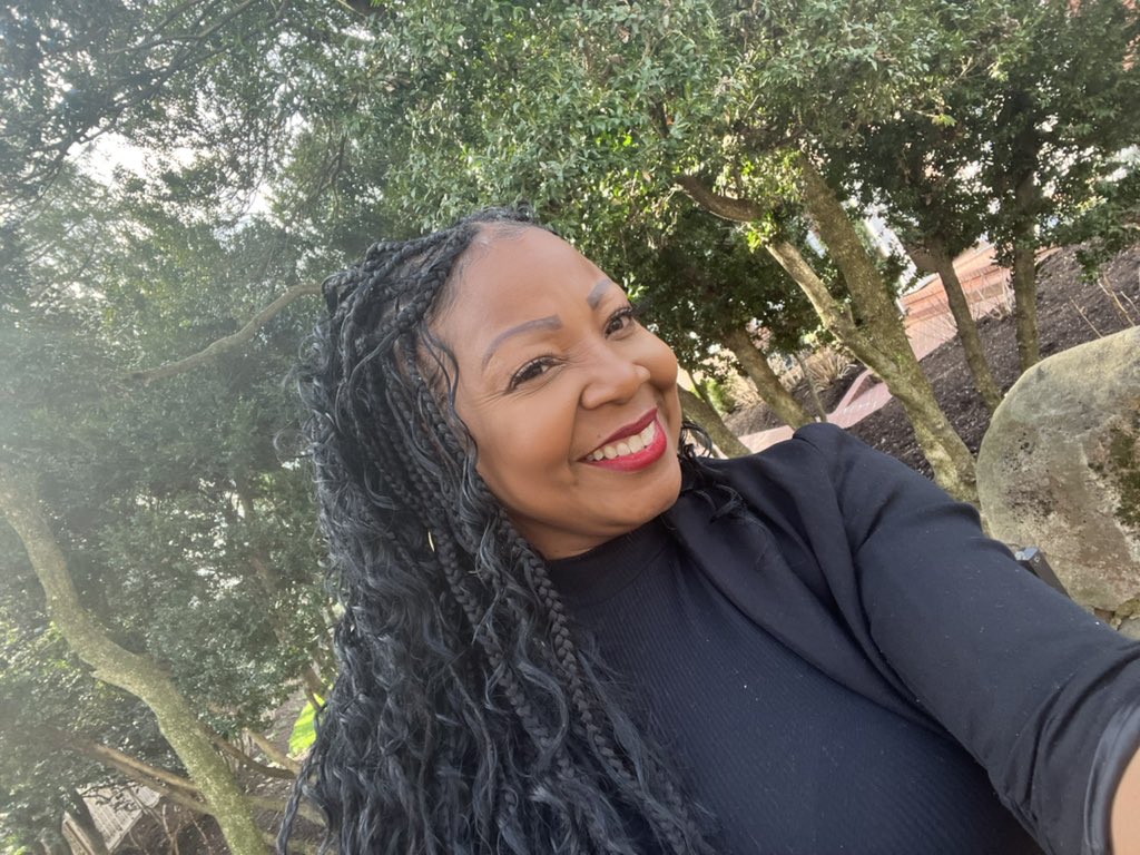 AuthorTracey's tweet photo. Such a beautiful day out #sunnydays #besutiful #love #mother #author #womanofGod #smile # Eagles https://t.co/ncJtO965vo