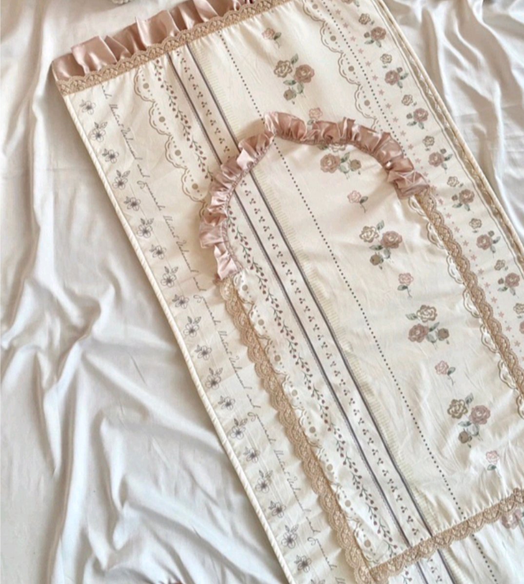 Thppns's tweet photo. GUYS LIAT SAJADAHNYA CANTIK BANGEET! ✨

Renda &amp; rufflenya manis sekaliii! Lucu buat dipake tarawih atau persiapan sholat ied https://t.co/dOuDGwWqAM