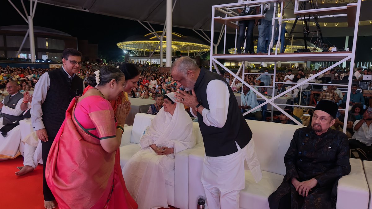SanatanSanstha's tweet photo. 🌼When saints meet, it's like rivers converging, each carrying a unique essence of divinity, illuminating the path for millions of souls.

💮Sanatan Sanstha's Gurus Shrisatshakti (Mrs) Binda Singbal and Shrichitshakti (Mrs) Anjali Gadgil with Shri @KamleshDaaji, Spiritual Guide - @Heartfulness at the #GlobalSpiritualityMahotsav, @KanhaShantiVan