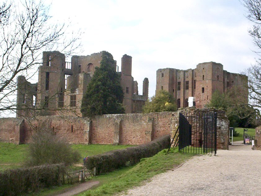 archaeo_ali's tweet photo. Kenilworth Castle, Warwickshire.
Built of local sandstone in the 1120s, it was a favoured royal residence throughout the #Medieval period. In 1563 Elizabeth I granted it to Robert Dudley, Earl of Leicester, who converted the castle into a lavish palace #MedievalMarch https://t.co/ulthVDkGQ1