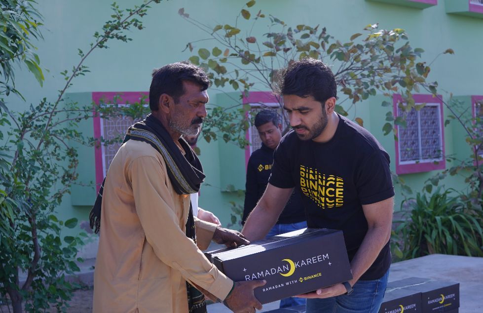 binance's tweet photo. Giving back is at the heart of the Ramadan spirit.

Which is why #Binance is proud to celebrate giving back to the community by distributing food across Gaza, Egypt, Morocco, and Pakistan.

#RamadanWithBinance 🌙 https://t.co/kLhRBo7u4N