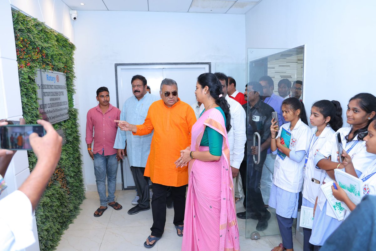 Advisor_AP_Vasu's tweet photo. *వైద్య రంగంలో స‌రికొత్త విప్ల‌వం జ‌గ‌న‌న్న‌*

*గ్రామ‌గ్రామాన ఆస్ప‌త్రి నిర్మాణం*
*వైద్య క‌ళాశాల‌ల నిర్మాణంలో కొత్త చ‌రిత్ర‌*
*రాష్ట్ర వైద్య ఆరోగ్య‌శాఖ మంత్రి విడ‌ద‌ల ర‌జిని గారు,ఎమ్మెల్యే మద్దాలి గిరి గారు,వడ్లమాను రవి గారు*
*సెయింట్ జోసెఫ్ వైద్య‌శాల‌లో కిడ్నీ డే వేడుక‌లు* https://t.co/5T89nCQlrT