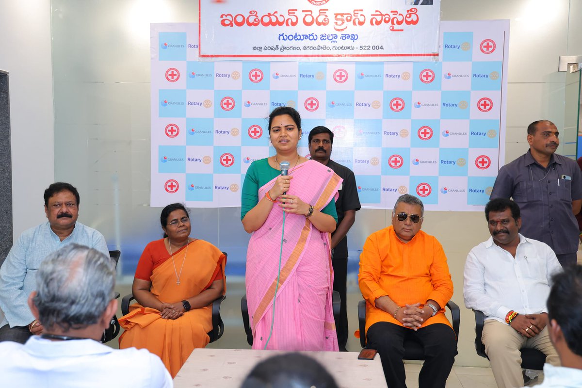 Advisor_AP_Vasu's tweet photo. *వైద్య రంగంలో స‌రికొత్త విప్ల‌వం జ‌గ‌న‌న్న‌*

*గ్రామ‌గ్రామాన ఆస్ప‌త్రి నిర్మాణం*
*వైద్య క‌ళాశాల‌ల నిర్మాణంలో కొత్త చ‌రిత్ర‌*
*రాష్ట్ర వైద్య ఆరోగ్య‌శాఖ మంత్రి విడ‌ద‌ల ర‌జిని గారు,ఎమ్మెల్యే మద్దాలి గిరి గారు,వడ్లమాను రవి గారు*
*సెయింట్ జోసెఫ్ వైద్య‌శాల‌లో కిడ్నీ డే వేడుక‌లు* https://t.co/5T89nCQlrT