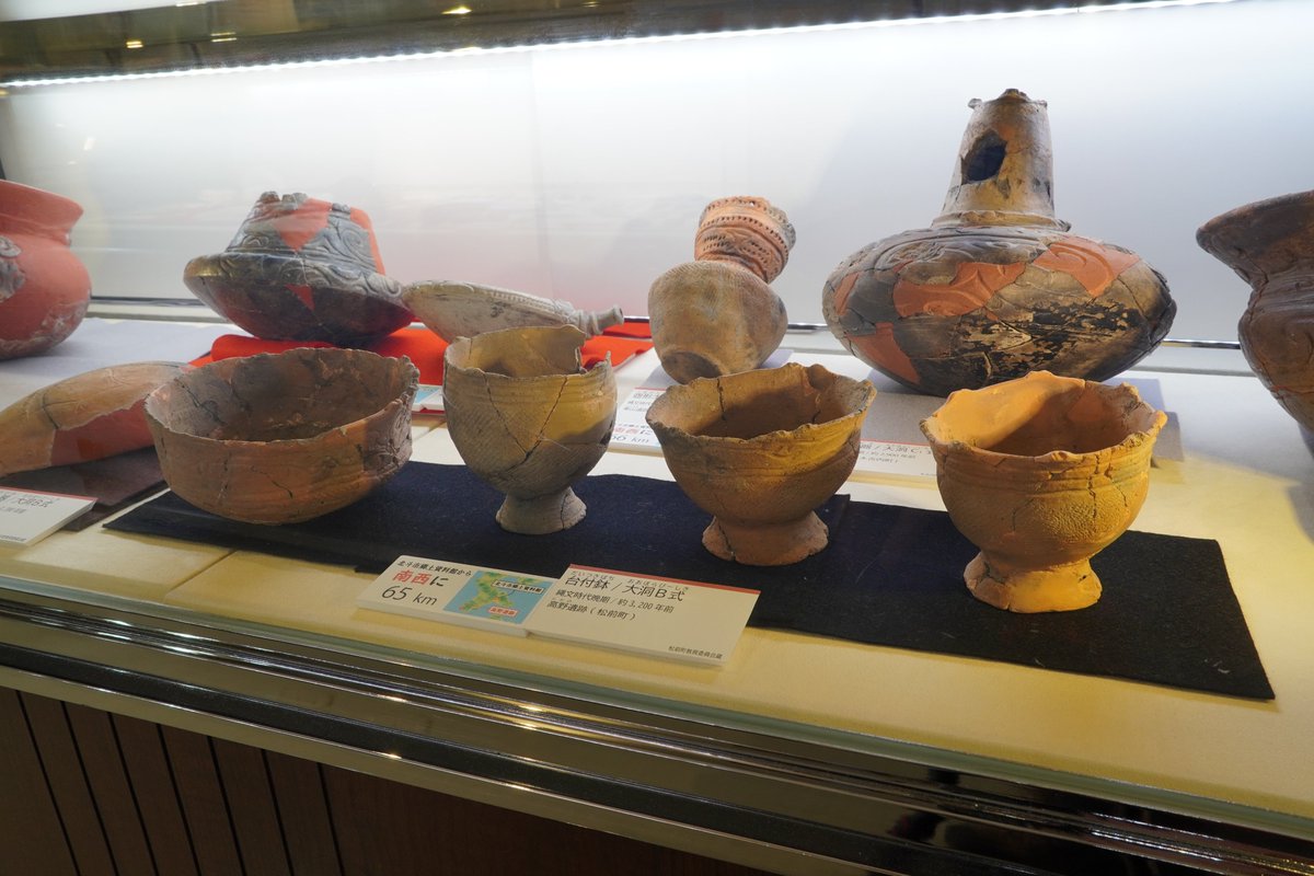 【北の縄文展2023in北斗市　開催中】
 北の縄文展2023in北斗市は3月16日（土）12：00まで。東は根室市、釧路市、千歳市。南は松前町、木古内町、北斗市、七飯町。北海道の「亀ヶ岡」を一気に見られる最後のチャンスです。11:00からは遺物に触れられるギャラリートークを開催。