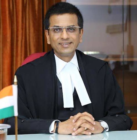 CJI चंद्रचूड़ चंदे के धंधे का एक-एक रेशा खोलने के दिशा में बढ़ चले हैं। SBI को आज फिर फटकार पड़ी है। बोला है- पूरा मिलान करके बताओ, किसने किसे चंदा दिया, किसने किससे चंदा लिया। सोमवार को फिर सुनवाई होगी। बख्शने के मूड में क़तई नहीं हैं!!