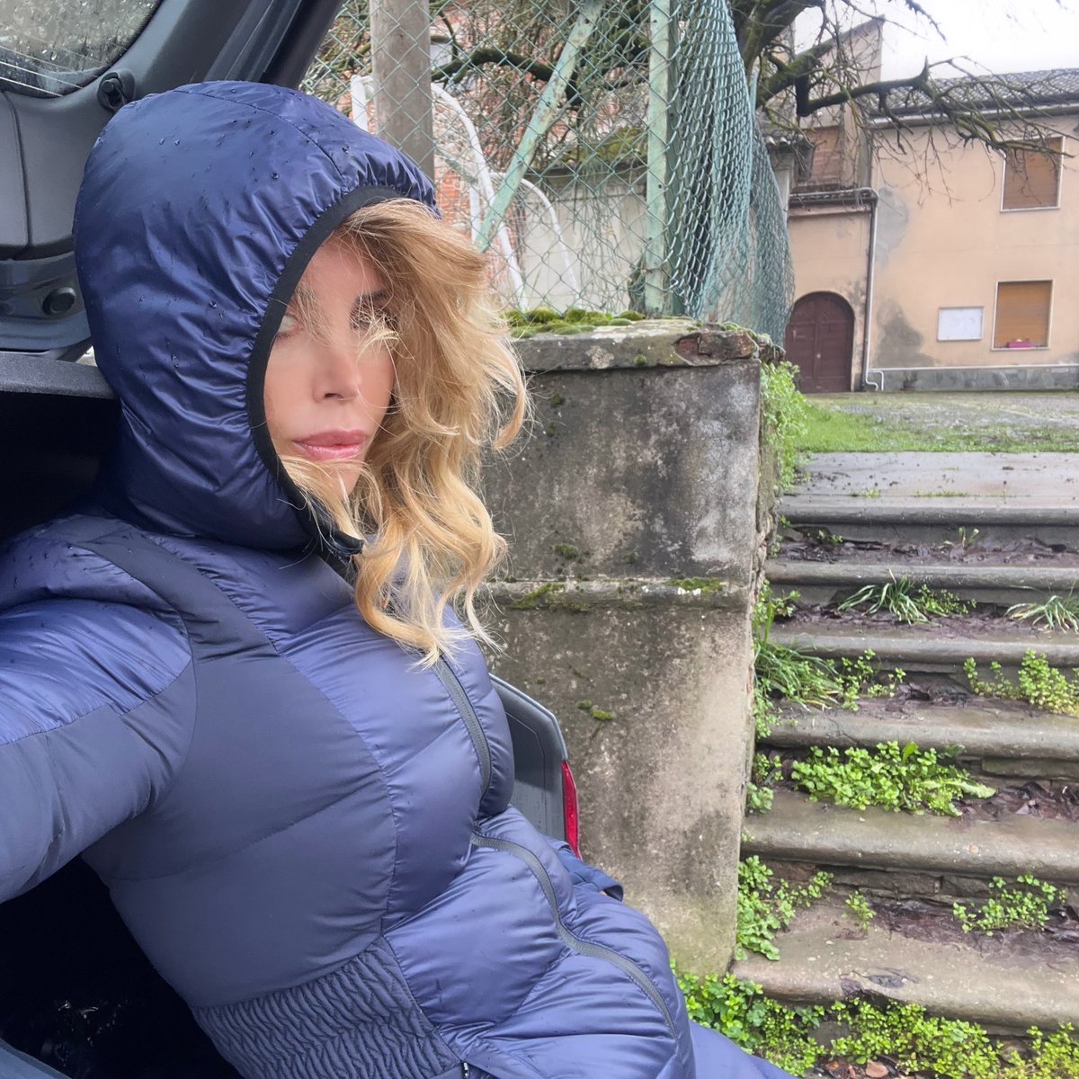 tizianafait's tweet photo. Questo #outfit ha i giorni contati…!! #buonvenerdiatutti❤️ #springcomingsoon #tizianafait #faitstyle #faitpower #motorinrosa #teneteimotoriaccesi https://t.co/VvB6hKprkY