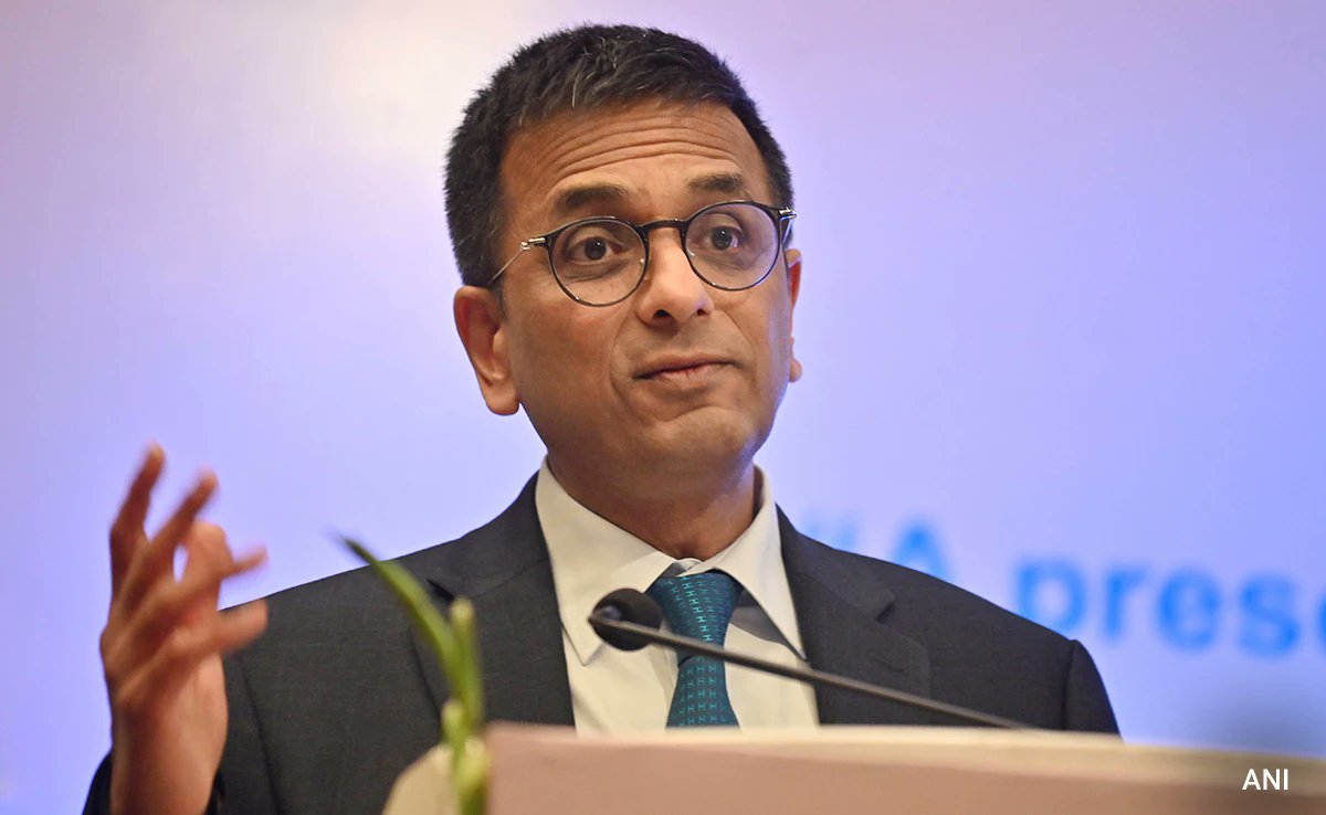 अब पता चला कि वे संविधान को क्यों खत्म करना चाहते हैं? क्योंकि संविधान देश की संस्थाओं को लुटेरों, पागलों और सनकियों से बचाने की ताकत देता है। चीफ जस्टिस के पद पर बैठा एक दुबला पतला सा आदमी, लूटेरों के अंतरराष्ट्री गिरोह की धज्जियां उड़ा सकता है।