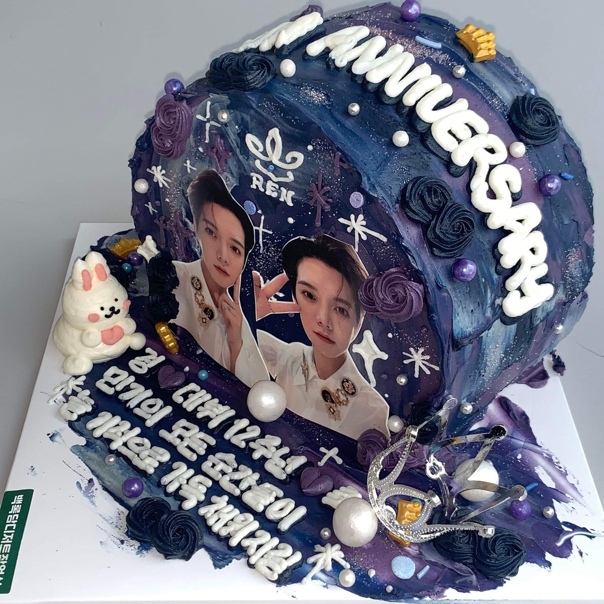buneymingi's tweet photo. 🐰REN 12TH DEBUT SUPPORT🐰 
We have prepared cake and flowers to congratulate on Mingi's 12th anniversary💜💙🤍 All of Mingi's moments may it always be filled with Miracles 🙇🏻‍♀️🎊🎉 
With @1103_myming 

#렌 #최민기 #REN #CHOIMINGI 
#렌_데뷔_12주년
#12th_Debut_Anniversary https://t.co/UZivjHeseD