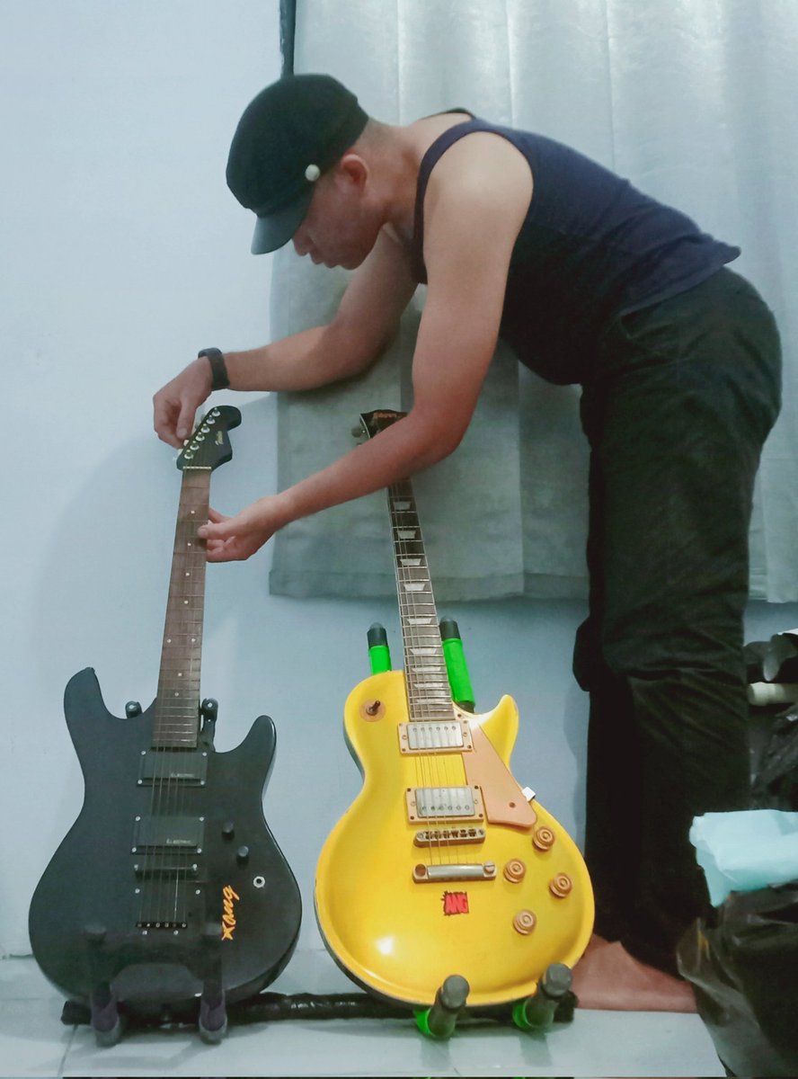 dwianggorocker's tweet photo. Prepare. Ramadan day.
Covered Ang💀 permission🙏🏽
#prepare #feelsaved #ramadan #ramadanday #goforwalk #nongkrong #hangout #sologuitar #guitarist #music #rockmusic #acoustic #overdrive #gibson #hardrock #pedalefekgitar
#fender #instrumentguitar #pickguitar #nuxoverdrive #behringer https://t.co/UWAgyP78Lv