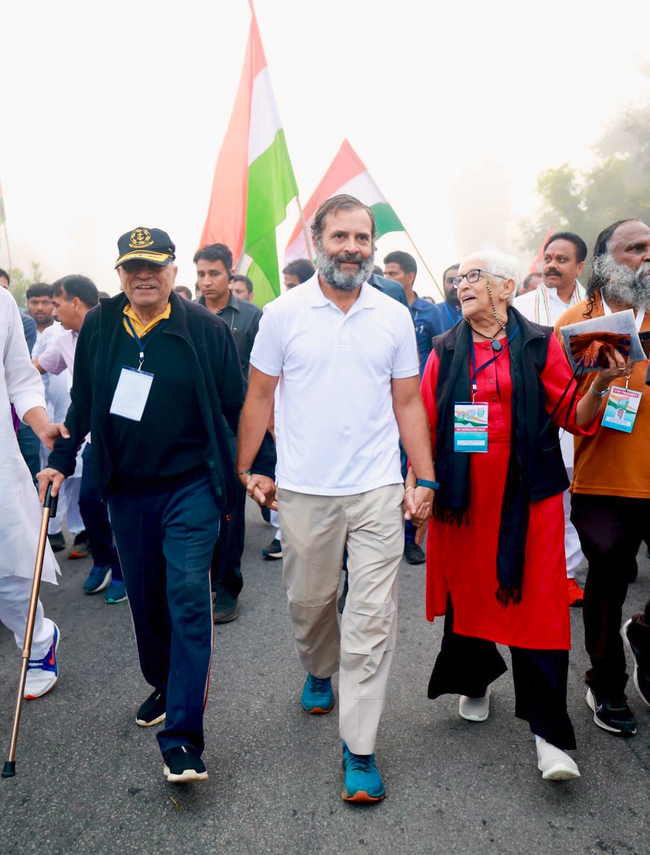 RahulGandhi's tweet photo. राष्ट्रसेवा को अपना सम्पूर्ण जीवन
समर्पित करने वाले पूर्व नौसेना प्रमुख एडमिरल एल रामदास जी का निधन देश के लिए अपूरणीय क्षति है।

इस दुख के समय, मैं उनकी धर्मपत्नी ललिता जी और सभी शोक संतप्त परिजनों को अपनी गहरी संवेदनाएं व्यक्त करता हूं। https://t.co/qxW1rRkp3R