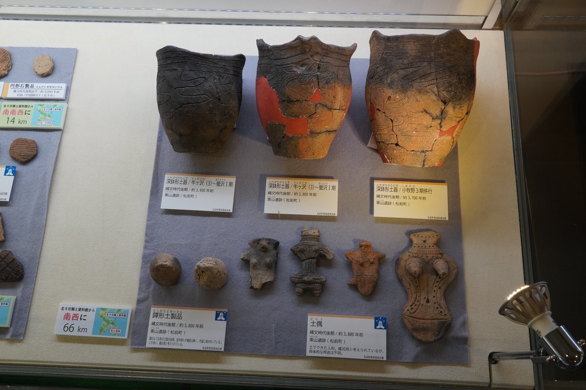 kitanojomon's tweet photo. 【北の縄文展2023in北斗市　バーチャルツアー】
📷📷鷲ノ木遺跡の隣には松前町東山遺跡でみつかった、土器や土偶を展示しています。 https://t.co/Rowg7fF3Ph
