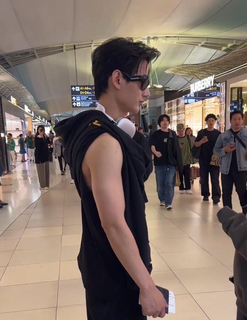 bluebaby_w's tweet photo. เอ็นดูการใส่เสื้อครึ่งตัวของคนสวยขาและแฟนเด็กของเขา เดินตามกันไม่ห่าง แวะช็อปปิ้งแต่ต้องไปด้วยกัน ฟีลช่วยกันเลือก เผลอๆมีจ่ายให้กันด้วยมั้ง🫣

• #PoohPavel #พูห์พาเวล • https://t.co/ohBy03vRFn