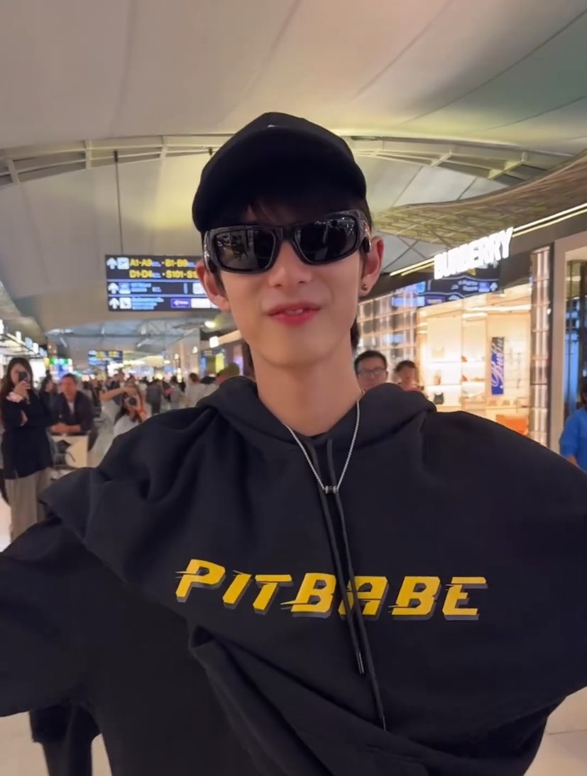 bluebaby_w's tweet photo. เอ็นดูการใส่เสื้อครึ่งตัวของคนสวยขาและแฟนเด็กของเขา เดินตามกันไม่ห่าง แวะช็อปปิ้งแต่ต้องไปด้วยกัน ฟีลช่วยกันเลือก เผลอๆมีจ่ายให้กันด้วยมั้ง🫣

• #PoohPavel #พูห์พาเวล • https://t.co/ohBy03vRFn