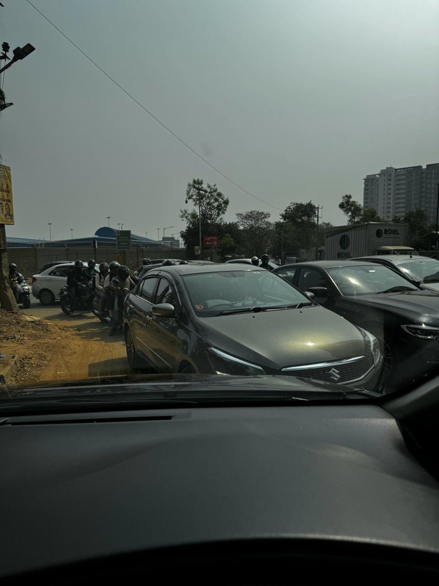 PREMNATHK's tweet photo. Still the same situation https://t.co/KYVRmv2LL7