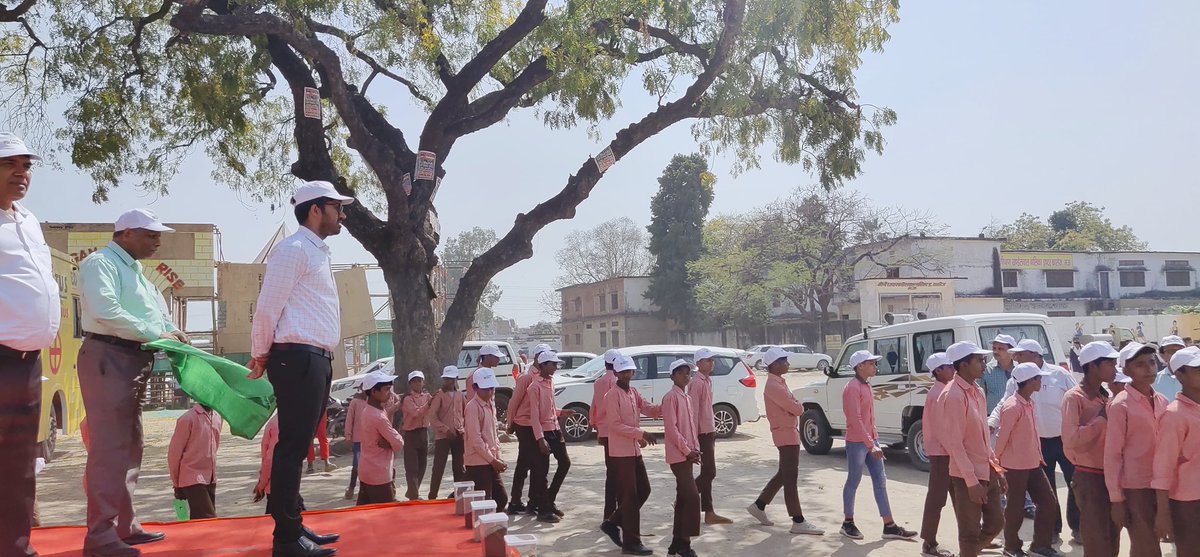 आज सोनीधापा मैदान जनपद मऊ में वॉकाथॉन ईट राइट क्रिएटिविटी चैलेंज के अन्तर्गत खाद्य सुरक्षा एवं औषधि प्रशासन द्वारा ईट राइट,ईट हेल्दी के प्रचार प्रसार हेतु छात्रों द्वारा निकली गयी जागरूकता रैली को हरी झण्डी दिखाकर रवाना किया।