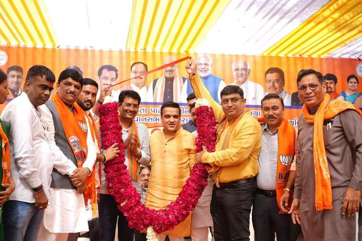JDTHAKOR88's tweet photo. ભારતીય જનતા પાર્ટી ગાંધીનગર તાલુકા મંડળ ગાંધીનગર દક્ષિણ વિધાનસભાના ધારાસભ્ય શ્રી #અલ્પેશભાઈ_ઠાકોર સાહેબ ના મતવિસ્તારમાં જનસંપર્ક કાર્યાલય ‘વૈકુંઠ 2’નો શુભારંભ કાર્યક્રમ માન. ગૃહરાજ્ય મંત્રી શ્રી #HarshSanghavi જ���ની વિશેષ ઉપસ્થિતિ..
#AlpeshThakor #Vikunth2
@AlpeshThakor_ https://t.co/xyt7cSEID3