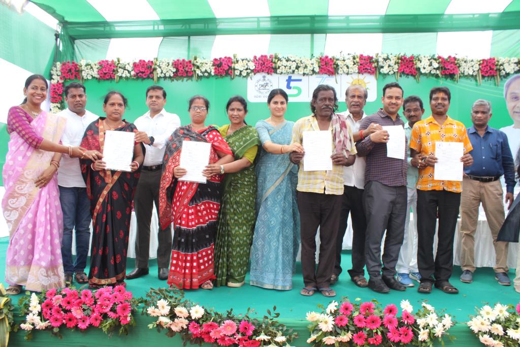 Distributed Land Right Certificate under Jaga mission at Badagada #Bhubaneswar along with Honourable Minister Shri Ashok Panda ,Mayor Smt Sulochana Das , commissioner BMC and corporators.
