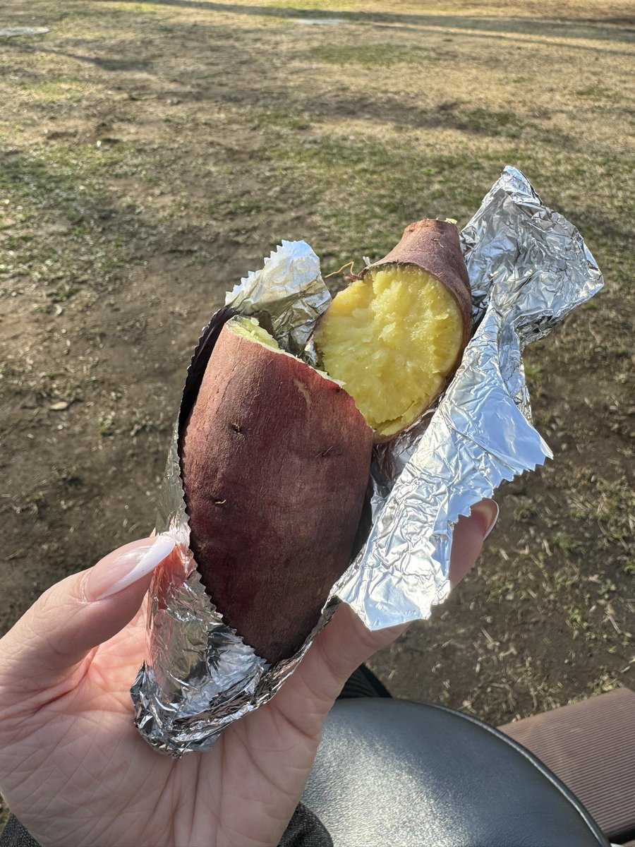 公園で食べる焼き芋🍠ウマｯ