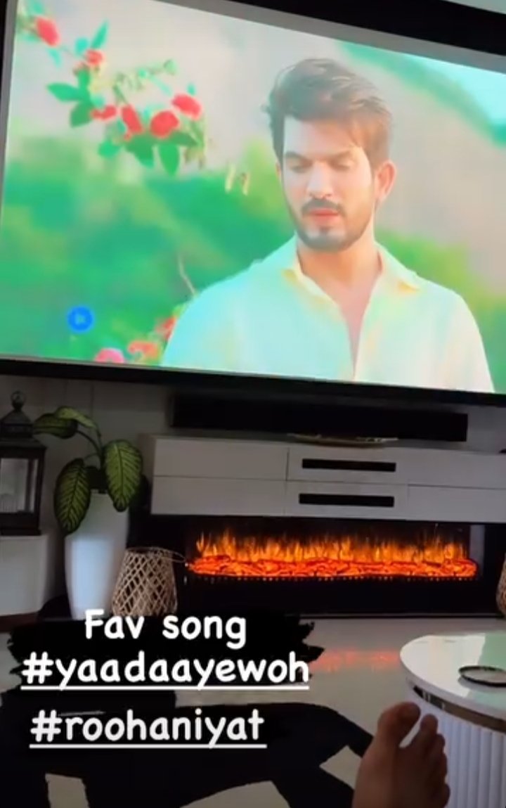 What a coincidence I was listening Roohaniyat songs while listening i opened my insta account & saw his insta story... 
PS : I love Roohaniyat songs & I'm planning to watch Roohaniyat again... 
#ArjunBijlani