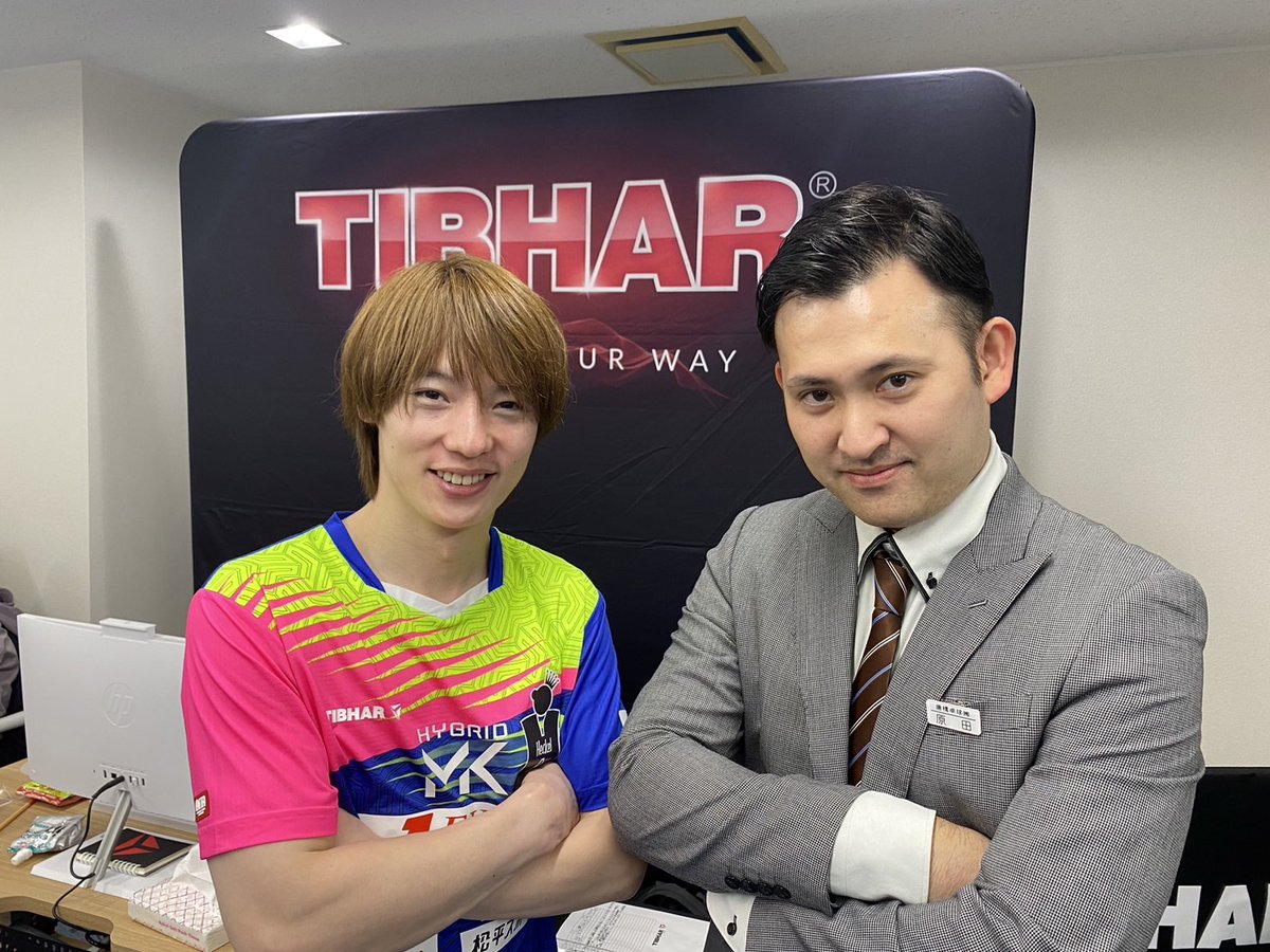 karahashi1129's tweet photo. 【番外編】
中の人はお留守番でしたが営業より先日行われたメーカー展示会の写真が届きました⭐
3枚厳選しました！
ミニオン×バタフライはすでにSNSでかなり擦られているので控えめに🍌
『松平選手×大阪営業所原田』と『Ｉ♡歌舞伎町』は誰も使っていないのでは…？！ https://t.co/Yg3p2fgZuA