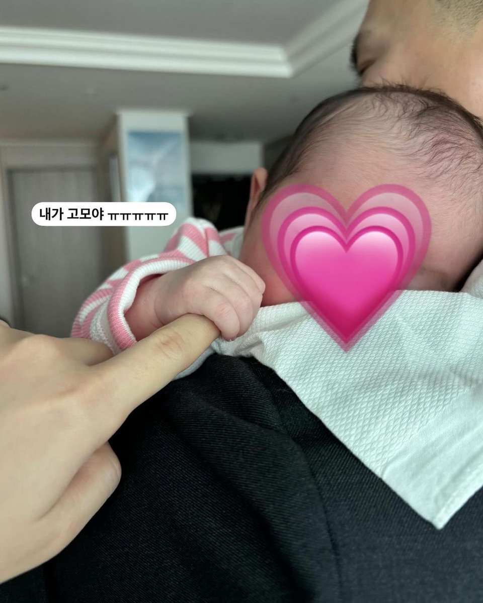 조카 드디어 만나고왔어요!!!!!!!
무려 진해까지 ㅋㅋ 당일치기로!!!

우리 조카 ㅠㅠㅠ 누구 닮은건지 (내동생은 아님)
너무 귀엽고 작고 사랑스럽고 예쁘고
진짜 소즁해.........💛