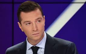 tcabarrus's tweet photo. Le discours calamiteux de Thierry Mariani, poutinolâtre revendiqué, et son crash en direct face à un Raphaël Glücksmann et une Valérie Hayer déterminés à le confondre, n'ont fait que mettre en lumière la lâcheté de Jordan Bardella, misérable déserteur du premier débat de fond sur la guerre en Ukraine.
