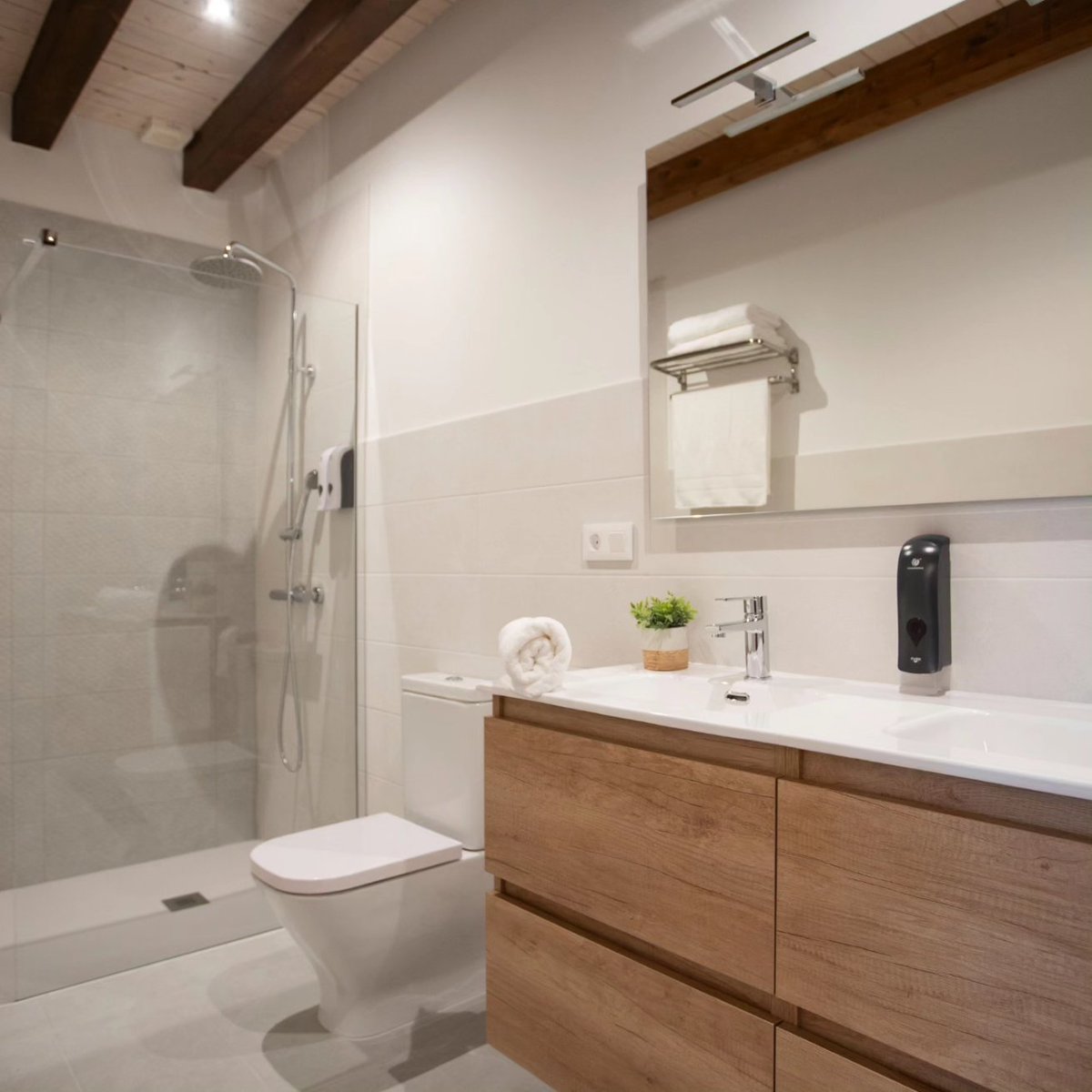 ✅Buztanluzea

▶️1,80ko ohea eta 1,20 ohea egiten den sofa dauzka.
▶️Komun propioa lababo bikoitz eta dutxa espaziotsuarekin.
▶️ Armairua, eskritorioa eta maleta uzteko altzari bat.
kabiabaztan.eus

#kabia #landetxea #berria #proiektua #ilusioa #baztan #arraioz