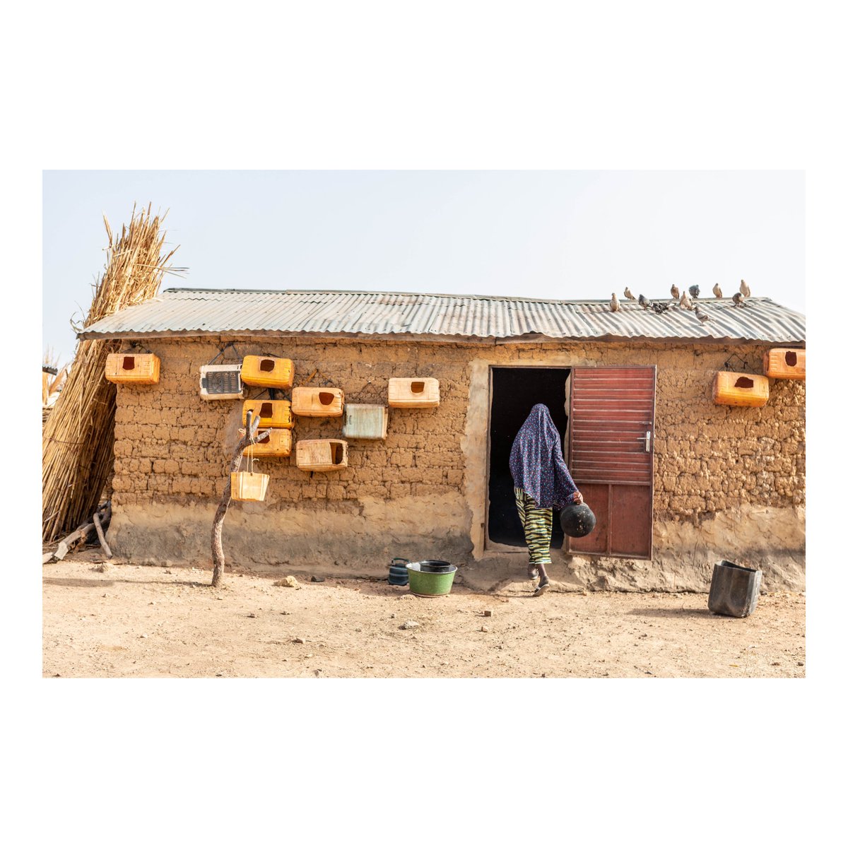 The sun rises slowly in the morning. A woman is preparing breakfast before the children leave for school.
=======
Le soleil se lève doucement le matin. Une femme s’apprête à préparer le petit déjeuner avant que les enfants ne partent à l’école. #benin #bénin #afrique #village