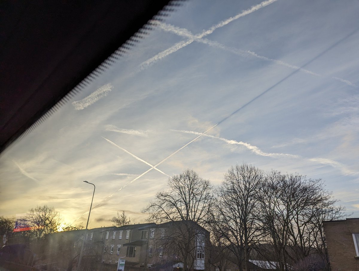 Joranium's tweet photo. Neat - this plane was flying so directly away from the sun that it was flying into the shadow cast by its own trail. https://t.co/w7RlmCsCXm