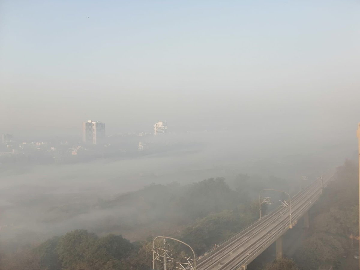 itsdivesh's tweet photo. Right to breathe?? Someone is burning garbage at a private plot nearby for the last 3 days. Our homes covered with smoke. Even after numerous complaints, Local authorities seem helpless. Children and elderly suffering. @CMOMaharashtra please help 🙏This is Kalyani nagar, Pune https://t.co/PYpRSE6RMQ