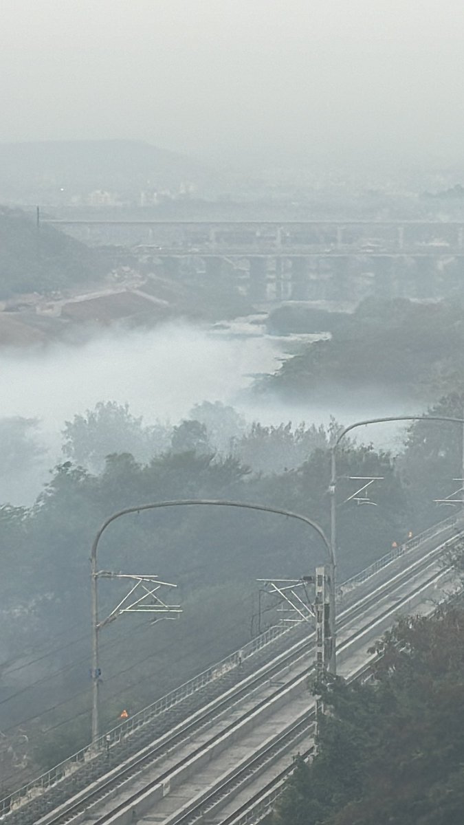 itsdivesh's tweet photo. Right to breathe?? Someone is burning garbage at a private plot nearby for the last 3 days. Our homes covered with smoke. Even after numerous complaints, Local authorities seem helpless. Children and elderly suffering. @CMOMaharashtra please help 🙏This is Kalyani nagar, Pune https://t.co/PYpRSE6RMQ
