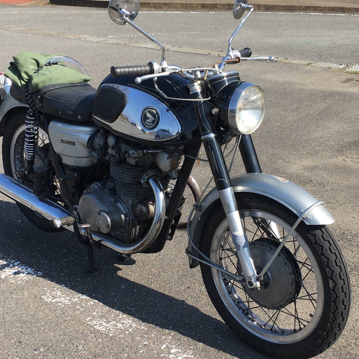 toshiara4's tweet photo. 有明道の駅リップルランドに寄っ
たら珍しいバイクに遭遇。
ホンダCB450のクジラタンク！
オーナーは若い方だけど、もう10年ほど乗ってるとのこと。
あ〜、こんな時に車で来るなんて､､､残念！
＃CB450 https://t.co/sHcxQ5iTPx