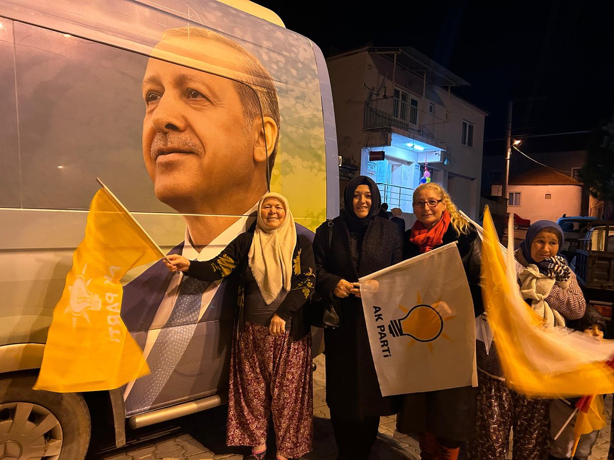 📍Yunusemre 

İl Bşk. Salih Hızlı, İl Kadın Kolları Bşk. Ebru Kalfa Kaplan, Belediye Bşk. ve Cumhur İttifakı adayımız Dr.Mehmet Çerçi, İlçe Bşk. İlkcan Durmaz ve Yöneticilerimiz Maldan ve Seyitli Mahallelerimizde vatandaşlarımızla biraraya geldiler.