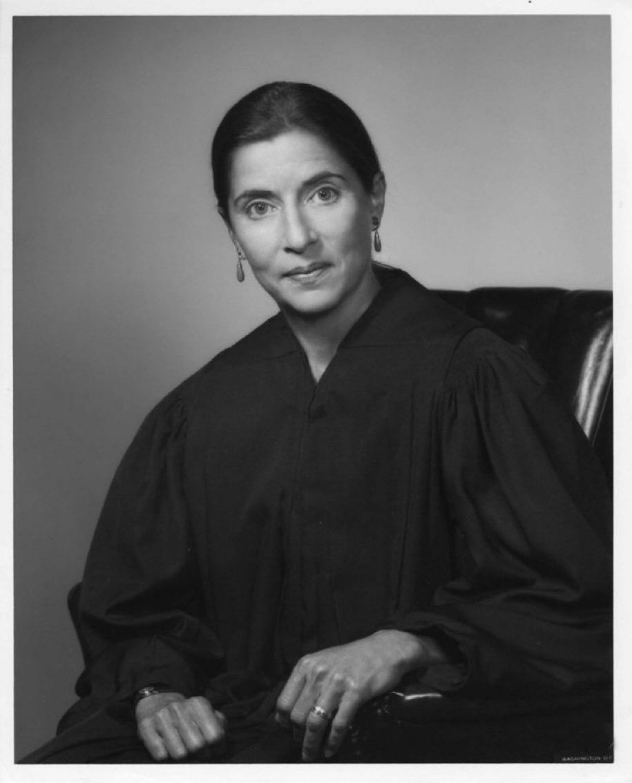 Peine01's tweet photo. „Women belong in all places where decisions are being made.”
Guten Morgen mit Ruth Bader Ginsburg, die von 1993-2020 Beisitzende Richterin am Supreme Court der Vereinigten Staaten war. Dort wurde sie dem „linken“ Flügel zugerechnet.
15. März 1933 -18. September 2020 https://t.co/ey0l2HkplL
