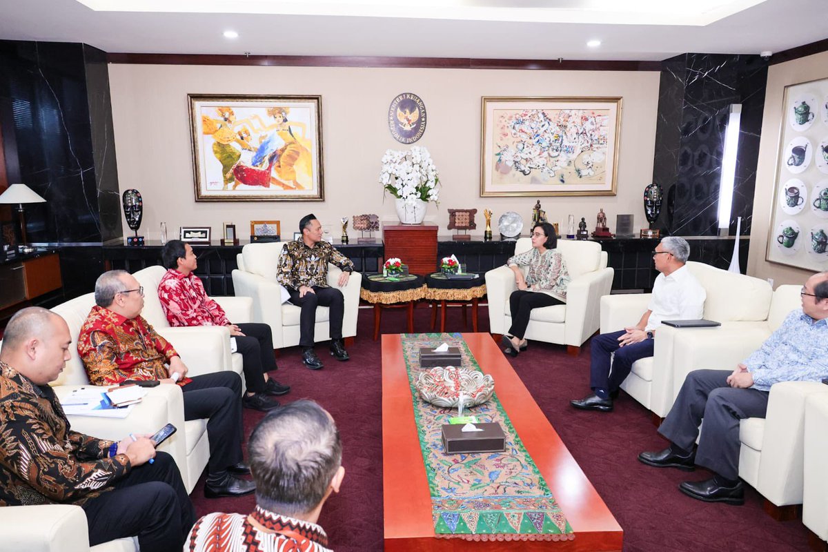 SartonoHutomo's tweet photo. Pagi tadi Pak Menteri diterima Menteri Keuangan di kantor beliau. Alhamdulillah perbincangan dan diskusi berjalan sangat cair. Mudah2an kerjasama dan support dari Kementerian Keuangan akan semakin mempercepat proses kinerja di Kementerian ATR/BPN. https://t.co/g0xaU93zAn