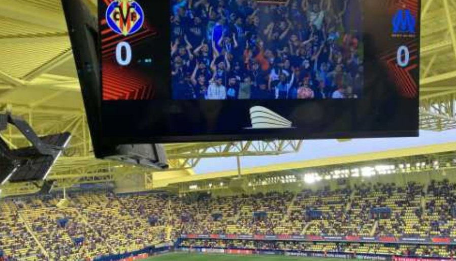 KaiKenza's tweet photo. 🗞🗞 #VCFOM
Aux abonnés absents.
Les dirigeants de Villarreal ont tout tenté pour remplir la Céramique.
Allant jusqu'à inviter ses
20 000 abonnés. Mais le score du match aller a eu raison de l'afficion locale, qui ne s'est pas déplacée.
Jusqu'en début d'après-midi, les invitations étaient
proposées aux rares passants dans les rues des abords du stade. Mais peu ont été séduits par l'offre.
Heureusement que du côté olympiens, dix-sept bus de supporters avaient fait le voyage.