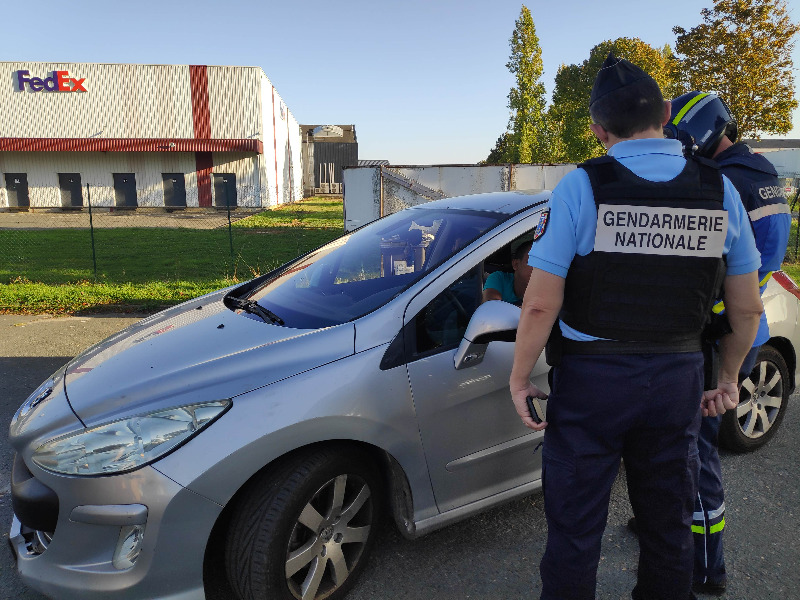 Sous l'autorité de @Prefet41 , opération conjointe #Police / @Gendarmerie hier soir aux abords de #Blois ➡complémentarité pour plus d'efficacité ; ➡️parce que la délinquance ne connait pas de frontières ; ➡️pour mieux vous protéger à l'heure où les cambriolages sont en 📈.