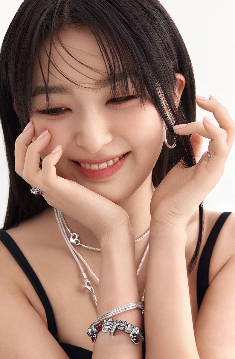 seurrene_'s tweet photo. RED VELVET X PANDORA!! https://t.co/HGtg2tA3AN