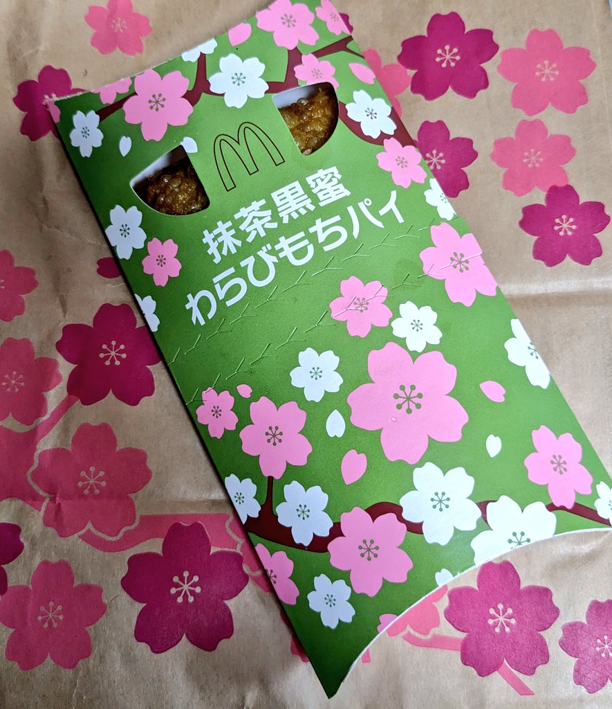 geargearcat's tweet photo. 抹茶黒蜜わらびもちパイ食べた🌸
暖かい黒蜜が美味しかった〜！！
パッケージが春めいてて可愛い❀( ⸝⸝•ᴗ•⸝⸝ )❀
#マクドナルド https://t.co/0IIV2E2EOK