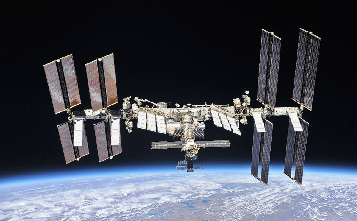 wakka44's tweet photo. À 13h11 UTC hier, l'#ISS a effectué une manœuvre de correction d'orbite en préparation de l'arrivée du #SoyouzMS25. Le #ProgressMS26 a allumé ses moteurs pendant 1 096,7 secondes et a augmenté l'altitude orbitale de la station de 2,8 km. https://t.co/J0xvx9VzEg