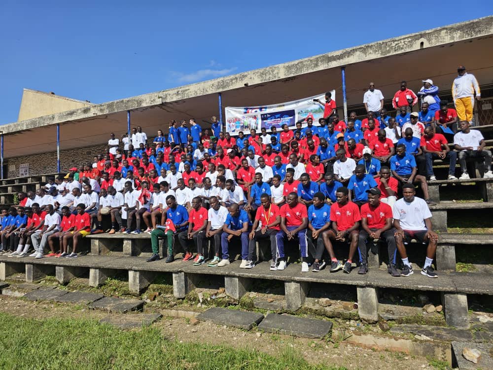 RectoratUB's tweet photo. Présence des athlètes de haut niveau et olympiques au campus Kiriri de l'@UB,lors du lancement du relais autour du monde pour les JO 2024,du projet: Fonds Équipe France pour l'émergence des sportifs de haut niveau. https://t.co/kqrmtPu5nl