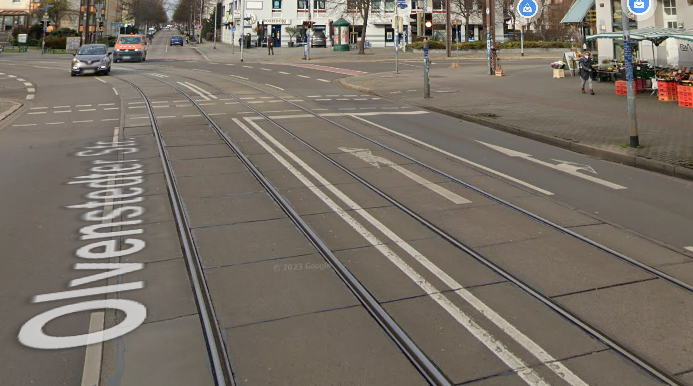 ist die fahrbahnmarkierung so korrekt? ich darf nur auf der linken spur links abbiegen, die rechte spur hat aber auch die gestrichelte linie in der linkskurve. keine markierung für geradeaus.