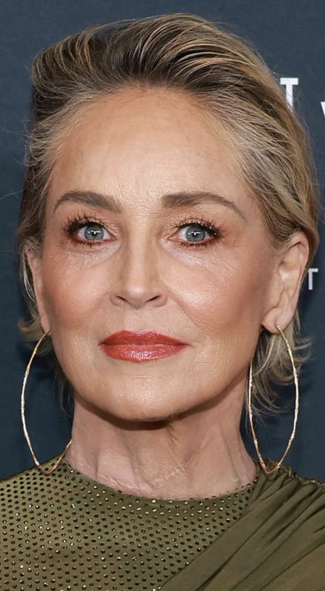 Sharon stone laat gelukkig niet zoveel aan haarzelf sleutelen.
#Aginggracefully