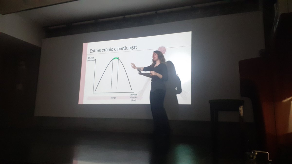 Ahir la Sara Serrano del @SGR_NeuroStress va anar a fer una xerrada a l'alumnat de 3r d'ESO de l'Escola @SantNicolau per la Setmana del Cervell 👏🧠🥼