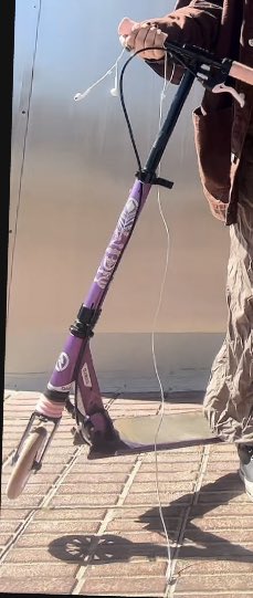 floretasversion's tweet photo. RT🙏‼️ se han llevado este patinete lila en la UB MUNDET Barcelona, es d mi hermana pequeña (7) tiene su nombre escrito debajo: Mireia. porfi, si podéis dejarlo en secretaría o devolverlo, os lo agradecería, me lo deja para ir a clase y es muy importante y especial para ella https://t.co/rqLoLxEjYR