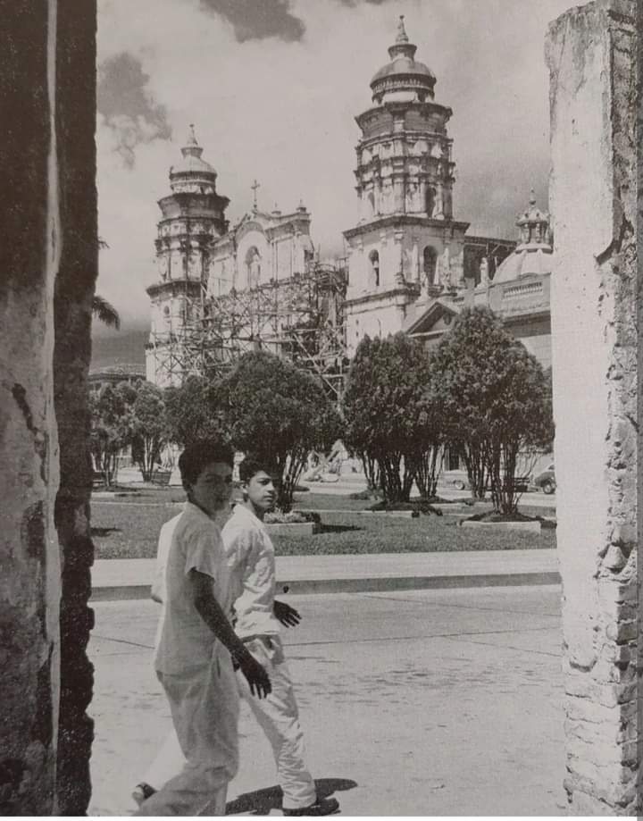 #15Mar #MéridaDeSiempre
Imagen interesante de los años 50, a. XX.
En construcción el Palacio de Gobierno, desde donde se hizo la fotografía, y en construcción la entonces Catedral de Mérida.
Foto de autor desconocido.