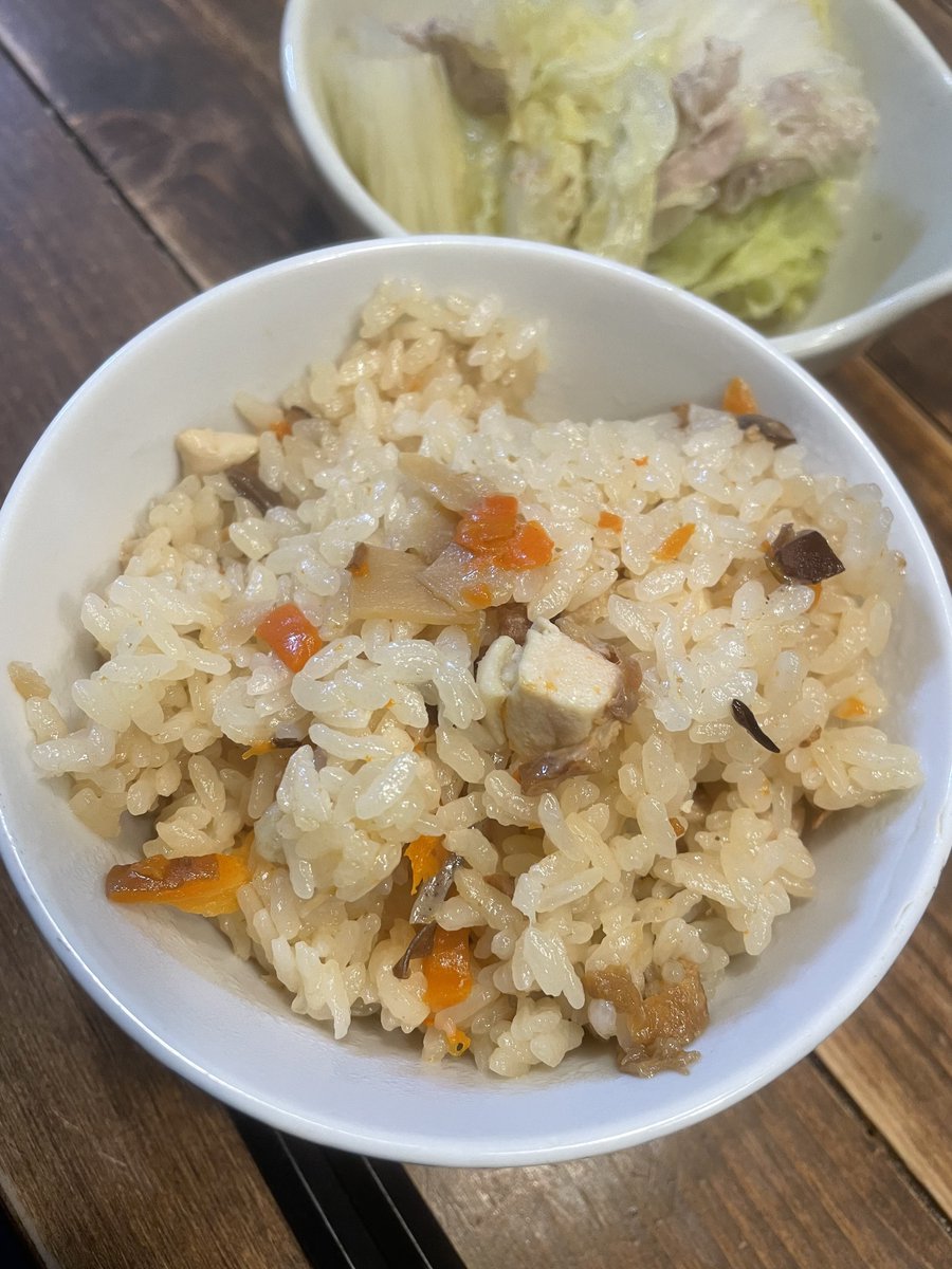 ryon_423's tweet photo. 炊き込みご飯とミルフィーユ鍋
#炊き込みご飯　#ミルフィーユ鍋 https://t.co/CaYr7yXSe1