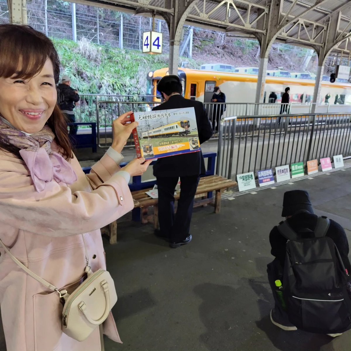 ekiben_aratake's tweet photo. 臨1209レ Y08-Y51
今日で定期運用ラストラン16000系(Y08-Y51)に特別オリジナル掛け紙元祖特撰牛肉弁当をご用意
皆様と吉野への旅を楽しみました
#近鉄16000系
#Y08
#Y51
#あら竹
#あら竹駅弁
#駅弁のあら竹
#あら竹駅弁友の会
#近鉄 https://t.co/nqrYJZs7rK