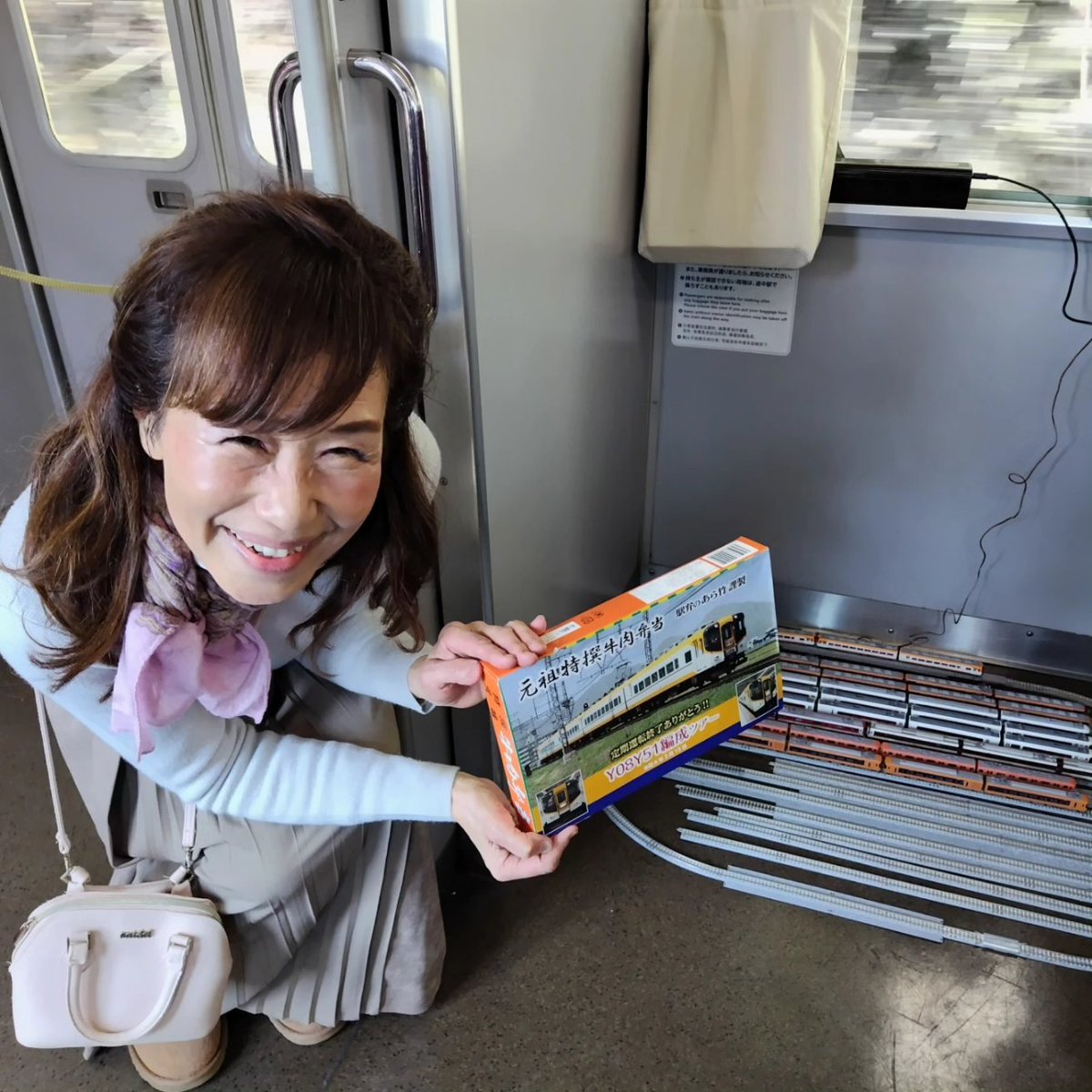 ekiben_aratake's tweet photo. 臨1209レ Y08-Y51
今日で定期運用ラストラン16000系(Y08-Y51)に特別オリジナル掛け紙元祖特撰牛肉弁当をご用意
皆様と吉野への旅を楽しみました
#近鉄16000系
#Y08
#Y51
#あら竹
#あら竹駅弁
#駅弁のあら竹
#あら竹駅弁友の会
#近鉄 https://t.co/nqrYJZs7rK
